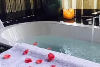 青岛市北水疗池中的失重冥想：当身体学会漂浮